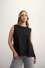 Blusa sin mangas color rosado con cuello redondo y corte holgado.