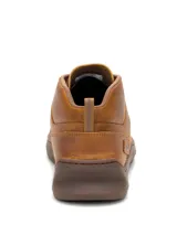 Botas tipo sneaker de cuero marrón claro Caterpillar, con cordones al tono y suela de goma texturizada.