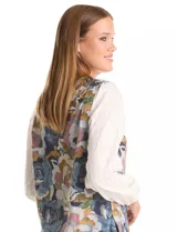 Buzo combinado con torso de tejido fino estampado con diseño floral en tonos azules, grises y rosados. Presenta mangas largas de gasa liviana en color blanco con puños elásticos y botones funcionales en los laterales del ruedo.