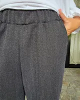 Pantalón de vestir color beige con estampado de espiga, pretina elastizada y corte recto.