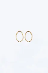Aros dorados con forma orgánica irregular.