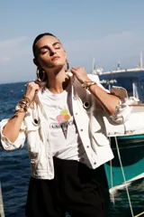 Remera blanca con estampado de un cono de helado y la inscripción "LCC G".