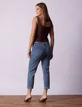 Jean azul oscuro de tiro medio, pierna recta y terminación crop. Pretina con pasadores, botón y cierre. Delantera y trasera con bolsillos.