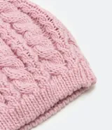 Gorro de punto color crema con diseño de trenzas.