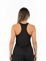 Musculosa deportiva Umbro modelo Nina para mujer, color negro con costuras en contraste y el logo de la marca estampado en el pecho.
