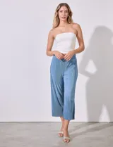 Pantalón capri negro de satén plisado con pretina ancha elastizada.