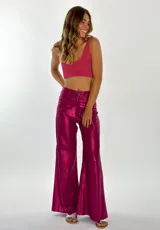 Pantalón acampanado color fucsia metalizado, confeccionado en lino y viscosa.
