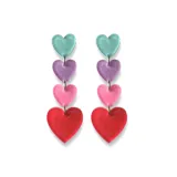 Par de aros colgantes con cuatro corazones de acrílico con glitter, unidos por argollas metálicas. Los corazones son de diferentes colores: celeste, lila, rosa y rojo.