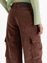 Bermuda tipo cargo de corderoy con silueta oversize y relajada. Presenta tiro medio, bolsillos laterales tipo cargo y diseño de pierna ancha.