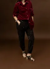 Pantalón babucha negro con lentejuelas.