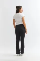 Pantalón oxford negro de punto con cintura alta y detalle de volados en el ruedo.