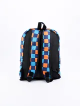 Mochila con estampado a cuadros en tonos azul y naranja, con bolsillo frontal y tirantes ajustables.