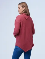 Buzo azul en tejido soft de la marca Ruby Rd. Tiene cuello volcado con aplique de botones y terminación de ruedo asimétrico.