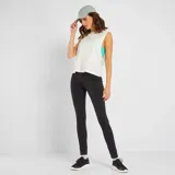 Calza deportiva negra de tiro alto y corte ajustado.