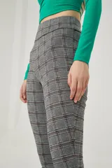 Calza larga negra con estampado de cuadros blancos.