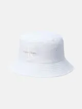 Gorro tipo bucket color blanco, confeccionado en algodón, con el logo de Calvin Klein bordado en el frente.