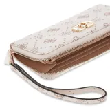 Billetera rectangular Guess modelo Emelie, con cierre perimetral y estampado de monograma de la marca en tonos beige y marrón. Presenta un aplique metálico dorado con el logo en la parte frontal.