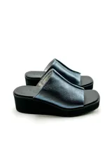 Sandalia de cuero vacuno color azul con plataforma baja de punta cuadrada y una sola faja dividida al medio con detalle de costura.