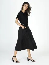 Falda midi negra de tafeta con diseño croco, corte evasé y cinturón fino.