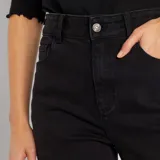 Pantalón de jean negro de corte flare y tiro alto.