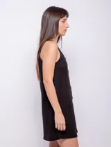 Vestido corto negro, sin mangas, con escote redondo y cierre frontal de botones.