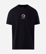 Remera negra de algodón con cuello redondo, mangas cortas y corte holgado Comfort. Cuenta con un pequeño estampado de Snoopy en el centro del pecho acompañado del texto "Snoopy".