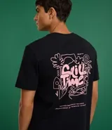 Remera de algodón, corte comfort, color negro, con cuello redondo y mangas cortas. Presenta un estampado grande en la espalda con la frase "Chill Time" en tipografía psicodélica rosa y contornos blancos.