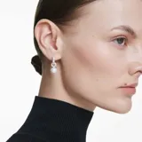 Aros colgantes plateados con cristales blancos y perlas redondas.