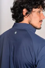 Buzo deportivo de cuello alto con cierre frontal parcial, manga larga y diseño entallado en tejido técnico de secado rápido.