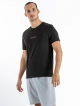 Conjunto de pijama Calvin Klein compuesto por una remera negra de algodón con logo estampado en el pecho y un short celeste con cintura elástica con logo.