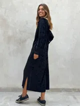 Vestido camisero largo de terciopelo gris con efecto tie-dye, cuello camisero, mangas largas y abertura lateral.