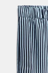 Pantalón de tiro medio con pierna ancha y cintura elástica, confeccionado en mezcla de viscosa con diseño de rayas verticales en tonos mostaza y marrón.