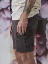 Bermuda de gabardina negra con bolsillos cargo laterales y corte recto.