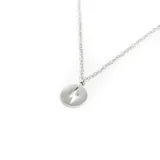 Collar plateado con cadena de eslabones y dije circular con un rayo calado.