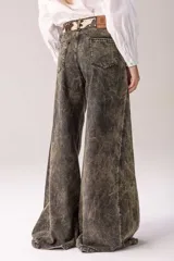 Pantalón wide leg de jean en tono azul, con diseño bicolor que combina paneles laterales en color blanco, bolsillos traseros appliqués y detalles de etiqueta de cuero con la marca.