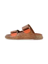Sandalias de cuero con textura de reptil en color camel, con dos tiras anchas ajustables mediante hebillas metálicas y plantilla de corcho.