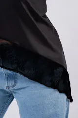 Polera de seda con lycra color blanco, de cuello alto y espalda descubierta. Presenta un diseño asimétrico en la parte inferior con un detalle de encaje sutil en el ruedo.