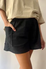 Short negro de tiro alto con cintura elástica y bolsillos laterales.