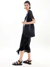 Vestido largo negro de seda con cuello en V y mangas cortas amplias.