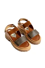 Sandalias de cuero color marrón con plataforma y suela track. Presentan dos tiras anchas, una de cuero liso y otra con textura tipo piel de reptil.