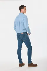 Pantalón de jean skinny celeste con spandex, tiro medio y corte ajustado.