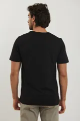 Remera negra de corte clásico con cuello redondo y manga corta. Presenta un pequeño detalle de etiqueta en el pecho.