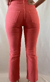 Pantalón jean color coral, de corte recto y tiro alto.