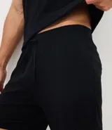 Conjunto de pijama corto para hombre marca Viko, compuesto por una remera de cuello redondo y mangas cortas, y un short con ajuste por cordón. Confeccionado en tejido de modal con elastano, ofreciendo un tacto suave y transpirable.
