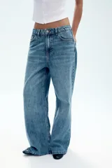 Jeans wide leg de tiro alto, color azul con efecto deslavado, cintura con trabillas, diseño de cinco bolsillos y cierre frontal con cremallera y botón metálico.