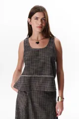 Musculosa azul con estampado a cuadros blancos, de lino.