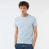 Camiseta de corte slim fit, color celeste, con cuello redondo y mangas cortas.