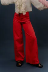 Pantalon de silueta amplia y tiro medio, de color celeste, con bolsillos laterales y traseros, ideal para los dias de verano.