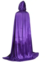 Disfraz de Raven que incluye body negro, capa con capucha de terciopelo morado, cinturón con gemas rojas y broche decorativo.