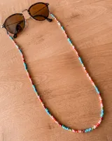 Correa para lentes con cuentas de colores y detalles plateados.